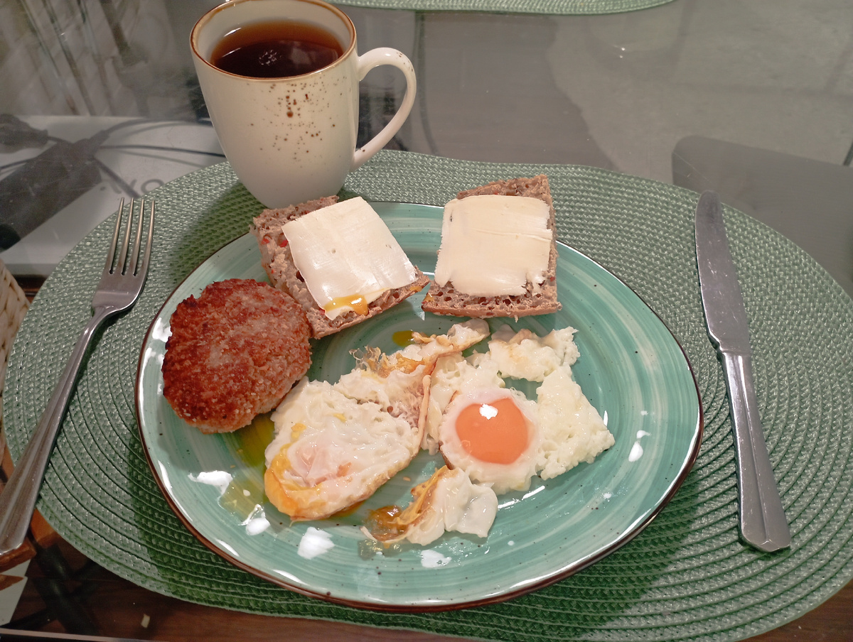 Котлеты я вчера на ужин приготовила. Хлеб зерновой, с маслом. У нас, если нет на завтрак яиц, хлеба или сливочного масла завтрак не удался