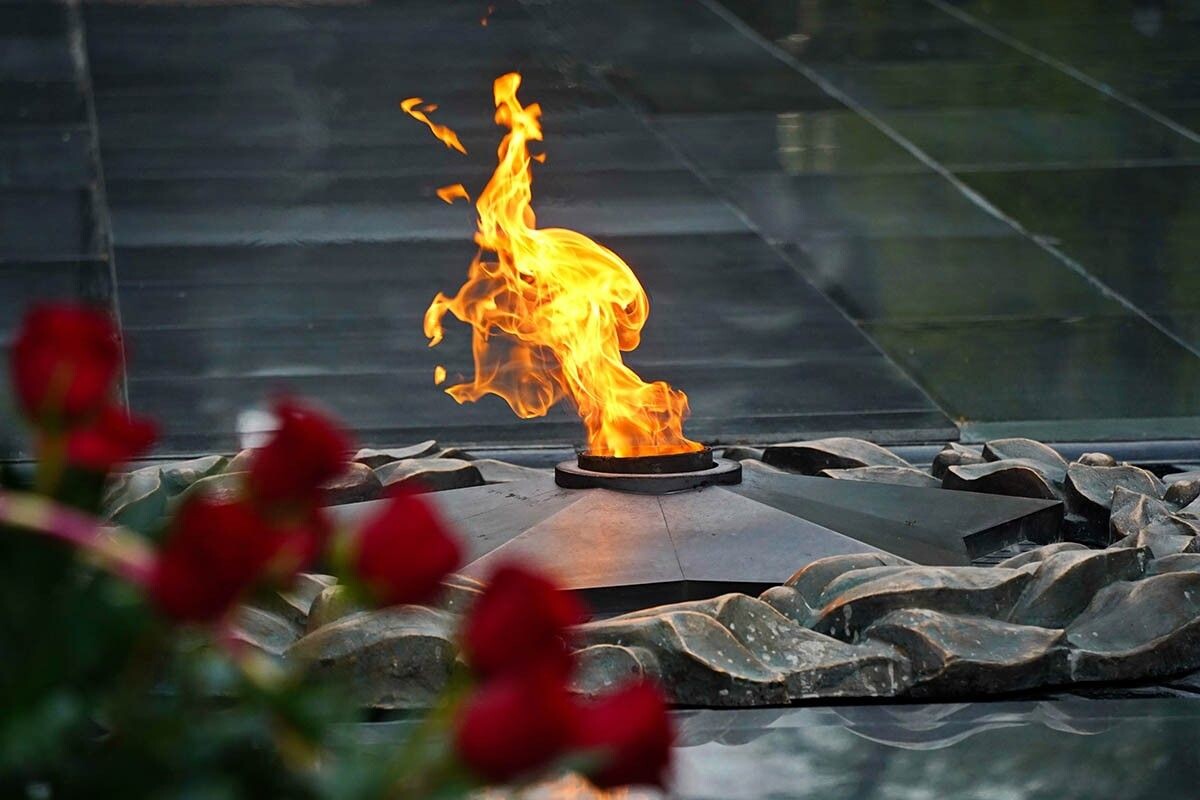 В память о павших горит Вечный огонь. Источник: Vladimir Tretyakov / Shutterstock / FOTODOM📷
