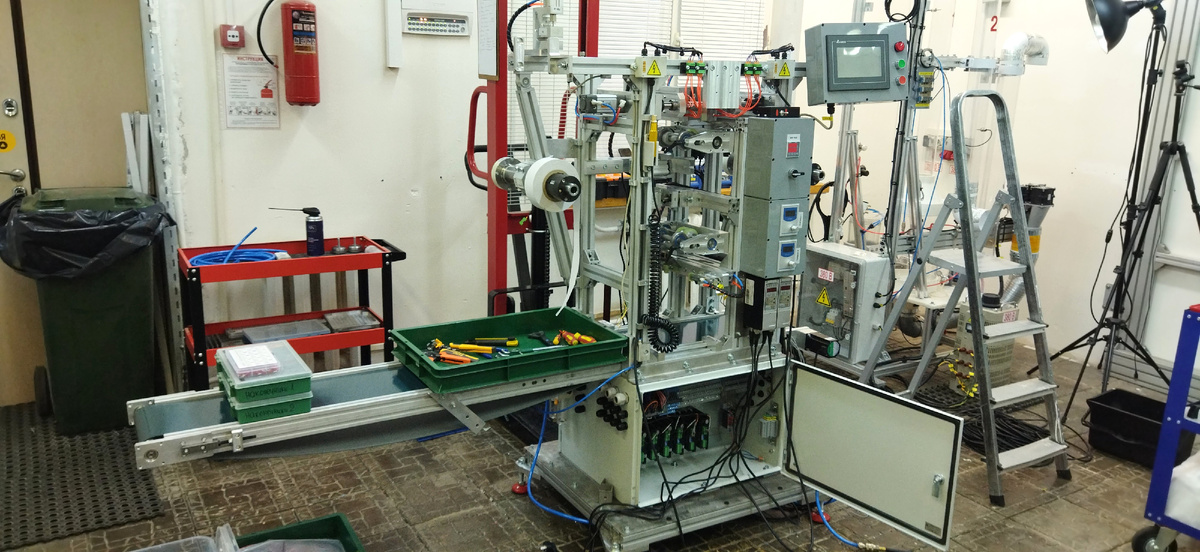 Идет сборка и наладка первой автоматической машины для упаковки ЖИВЫХ насекомых