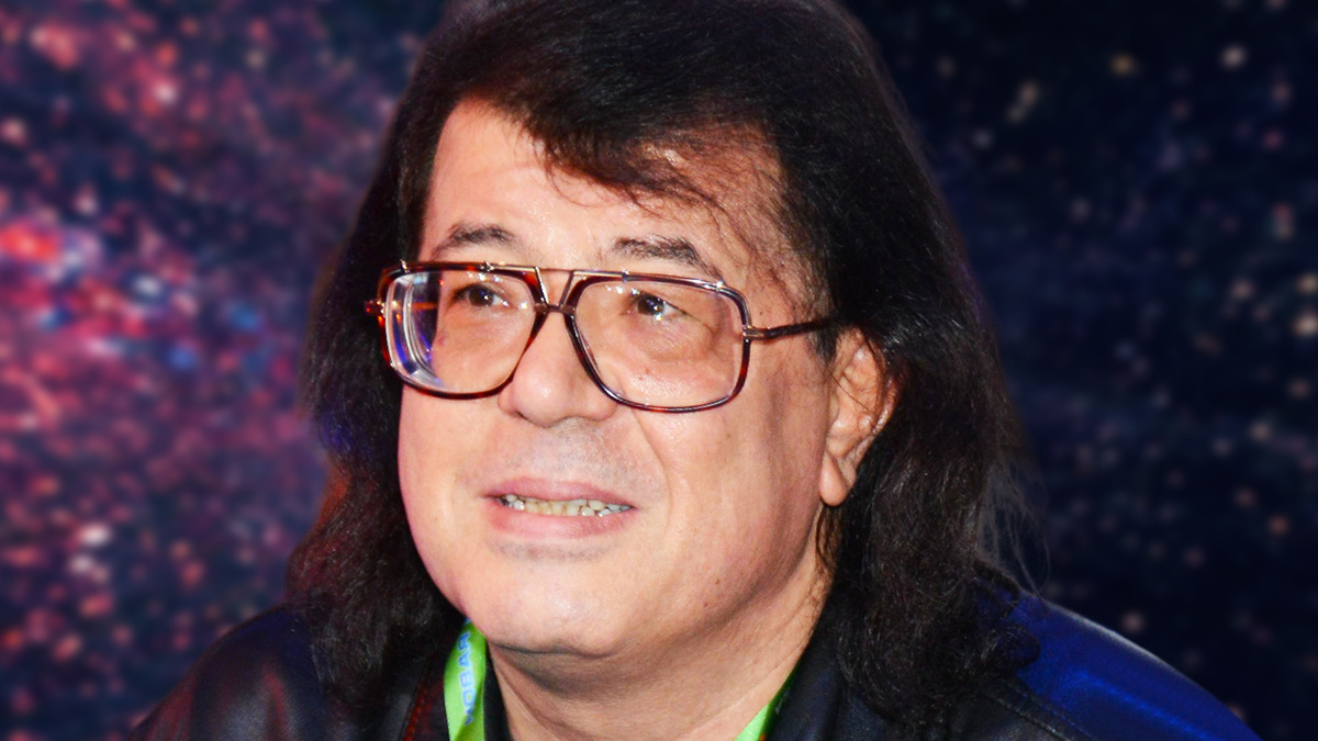 Игорь Евгеньевич Корнелюк — советский и российский певец, композитор и телеведущий белорусского происхождения. Певческий голос — тенор. 