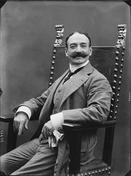 Вот этот синьор с впечатляющими усами - художник Андреа Ландини. 