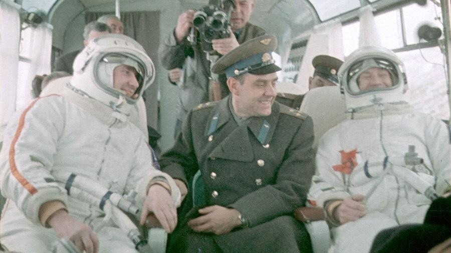 Беляев Павел Иванович, Комаров Владимир Михайлович и Леонов Алексей Архипович в автобусе направляются на стартовую площадку. Источник: museumgagarin.ru