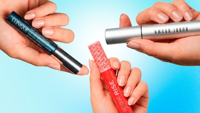 Главная
Косметика
Люкс vs бюджет: топ-6 культовых тушей для ресниц и их недорогие аналоги, которые выбирают визажисты
Косметика
Люкс vs бюджет: топ-6 культовых тушей для ресниц и их недорогие аналоги, которые выбирают визажисты
20.02.2026
2936

Поделиться
Люкс vs бюджет: топ-6 культовых тушей для ресниц и их недорогие аналоги, которые выбирают визажисты
Реклама. Рекламодатель ООО «Алькор и Ко». www.letu.ru erid: 2VSb5wbP4FT
Ещё несколько лет назад казалось: если тушь — то только люкс. Дороже значит лучше — длиннее, объёмнее, эффектнее. Цена автоматически обещала тот самый вау-взгляд. Но бьюти-рынок за это время сильно изменился. Технологии стали доступнее, формулы — умнее, а разница между люксом и массмаркетом уже не такая очевидная. Сегодня в бюджетном сегменте можно найти туши, которые дают ту же длину, объём и стойкость, что и их более дорогие конкуренты. Мы собрали топ тушей из премиум-сегмента их бюджетные аналоги до 1000 рублей, которые визажисты действительно используют в работе и уверенно ставят в один ряд с продуктами из более высокой ценовой категории. Если хочется выразительного взгляда без переплаты — этот список стоит взять на заметку.

Тушь с эффектом объёма Такая тушь — находка для тех, у кого реснички недостаточно густые или надо создать эффект накладных ресниц. За счёт того, что в её состав входят воски и крохотные фибровые частички (микроволокна), она визуально утолщает их, делает более пышными и выразительными. Проверено: чем гуще щетинки щёточки и сама тушь, тем объёмнее будут выглядеть ресницы. Подкручивающая тушь
Бывает, что с густотой и длиной ресниц повезло, однако они прямые. В этом случае выручит тушь с изогнутой щёточкой. Она подкручивает реснички и приподнимает их у корней, «открывая» глаза, а пластичные полимеры помогают фиксировать форму. Чтобы был хороший эффект и изгиб лучше держался, визажисты советуют выбирать подкручивающие туши со стойкими формулами, или те, которые быстро «схватываются» после нанесения. 