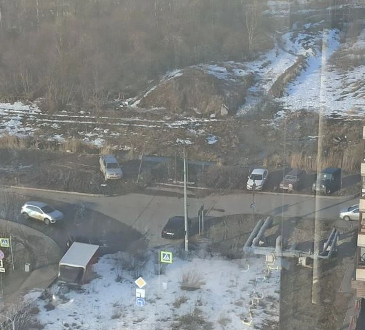 От отсутствия парковочных мест машины теперь постоянно паркуются на газонах, превращая ул. Тихая в грязное месиво