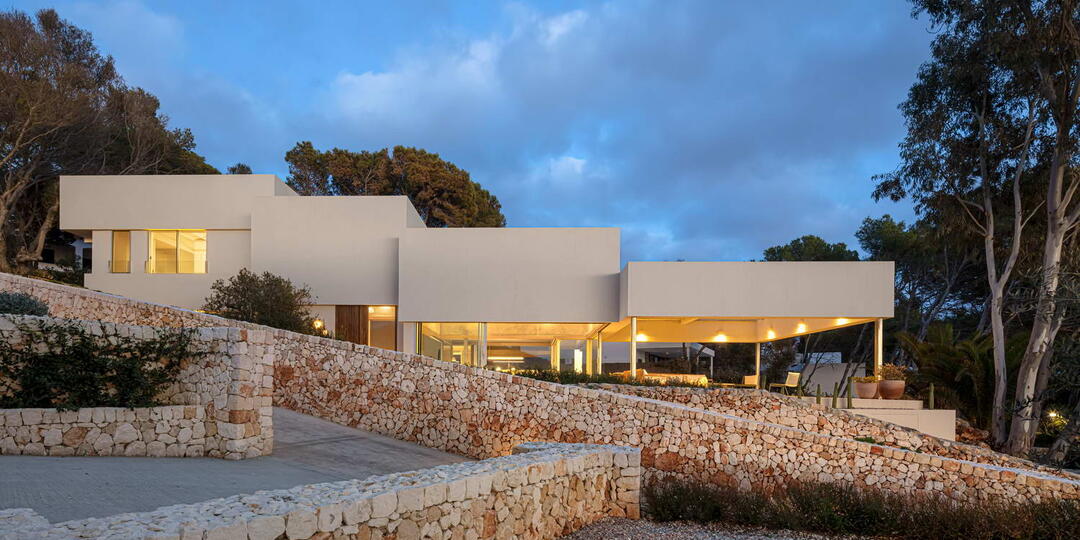 Дом с двориком, бассейном и террасами на испанских островах