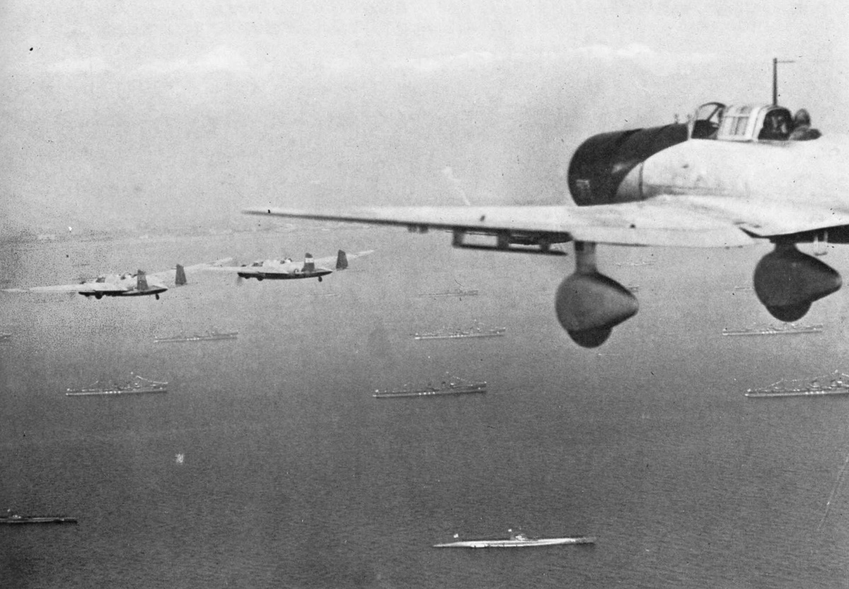 На фото запечатлены пикирующий бомбардировщик Aichi D3A1 «Вэл» и бомбардировщики морской авиации Mitsubishi G3M «Нэлл». На воде колонны эсминцев и подводных лодок. Эсминцы в ближайшей колонне (слева направо): «Юдати», «Самидарэ» и «Садзанами».