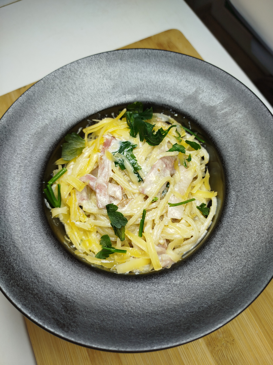 Ингредиенты на 2 порции:
спагетти -180 гр
чеснок - 3 зубчика 
масло оливковое - 25 гр 
сливки 22% - 230 гр 
куриный желток - 2 штуки 
пармезан - 30 гр 
бекон -100 гр 
петрушка-  10 гр 
перец , соль - по вкусу