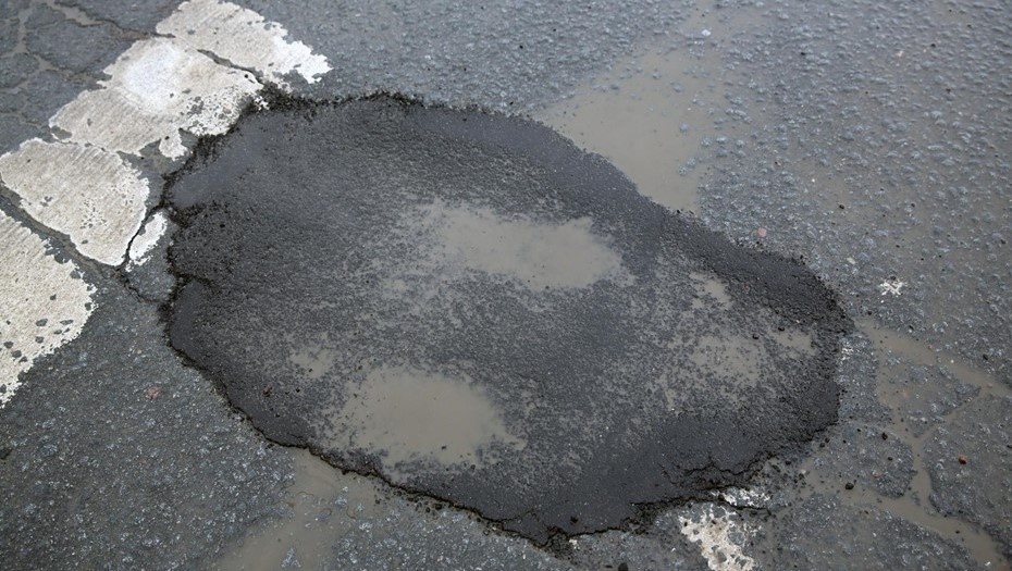 Автор фото: Пётр Ковалёв / "ДП". Ямочный ремонт дорог.