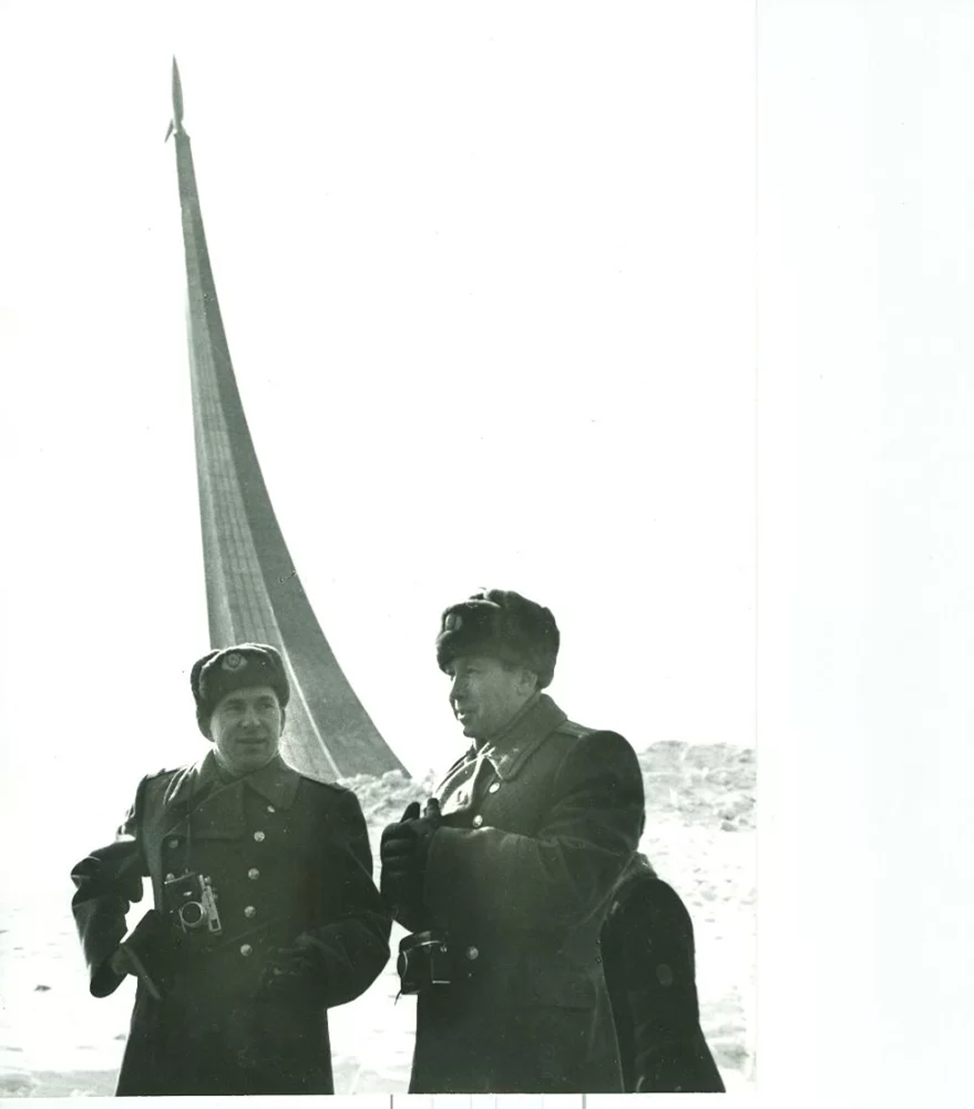 Космонавты П.И. Беляев и А.А. Леонов около монумента «Покорителям космоса», Источник:
kosmo.museum-online.moscow