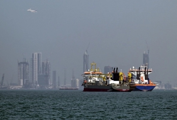 11 марта 2026 года в Дубае у побережья были замечены коммерческие суда.AFP.