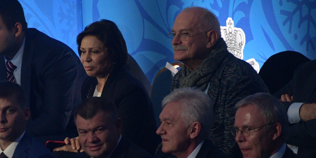 «Пусть живёт на 25 тысяч»: Михалков бросает перчатку Родниной — народ требует равенства
