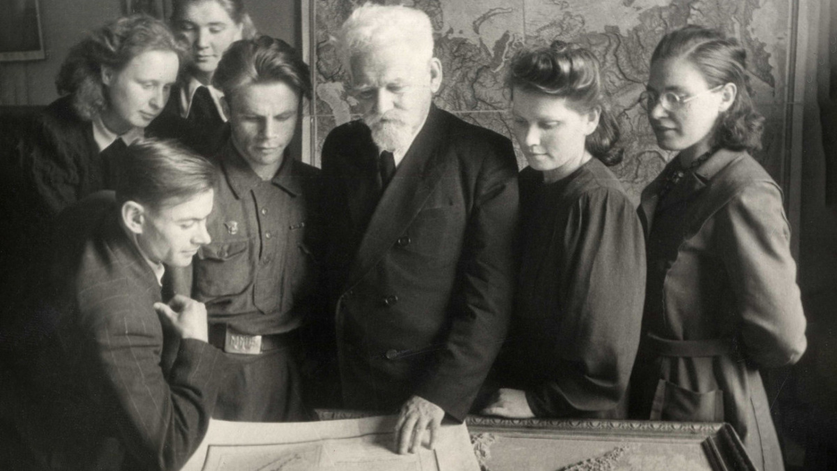 Л.С. Берг с учениками. Фото: Научный архив РГО