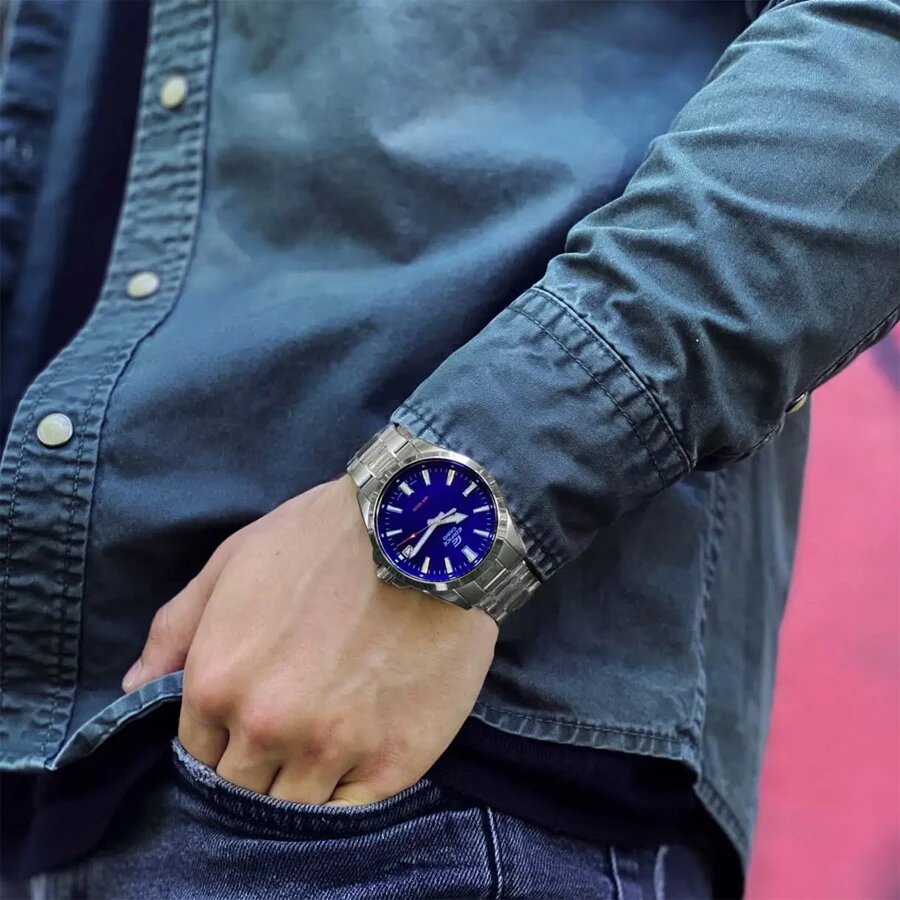 Часы ярко выделяются даже на фоне джинсового цвета, подобранного в тон девайсу 