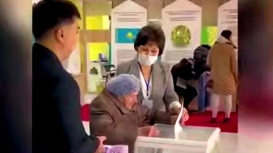    На референдуме в Казахстане 102-летней женщине пожелали дожить до 100 лет. Скриншот: @news24kg