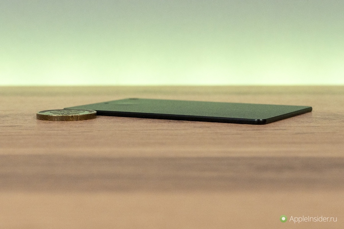    А карточка тоньше монеты и всего в два раза толще банковской карты.