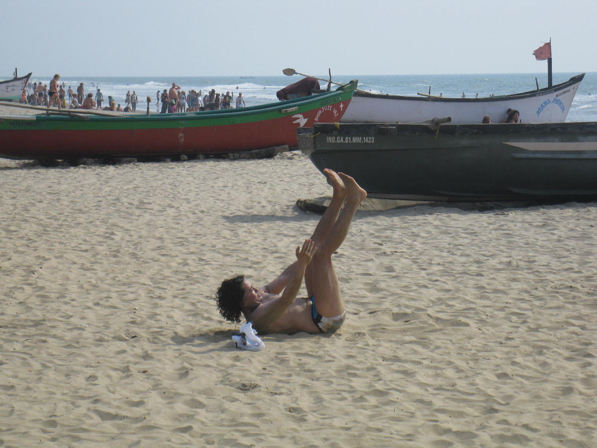 Йог на пляже Арамболя. Все фото в статье сделаны Автором в январе-феврале 2016 г.