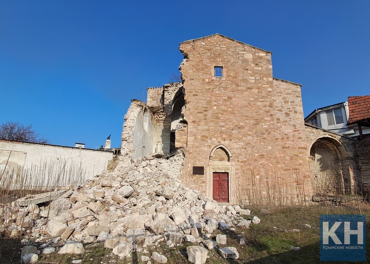 Обрушение северо-западной стены храма Архангелов Гавриила и Михаила в Феодосии