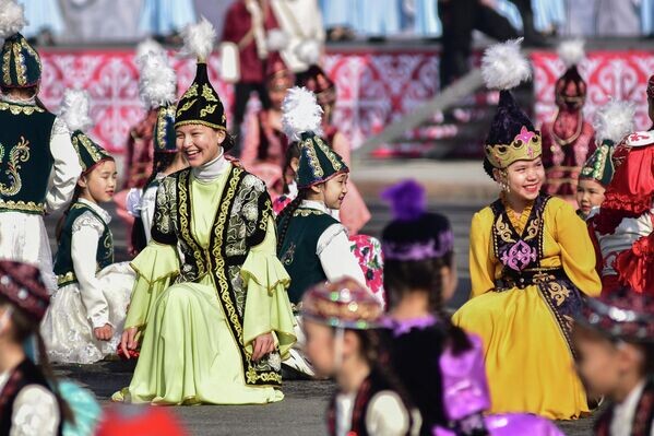    Праздник Нооруз в Кыргызстане начинается с концерта на площади Ала-Тоо в Бишкеке.