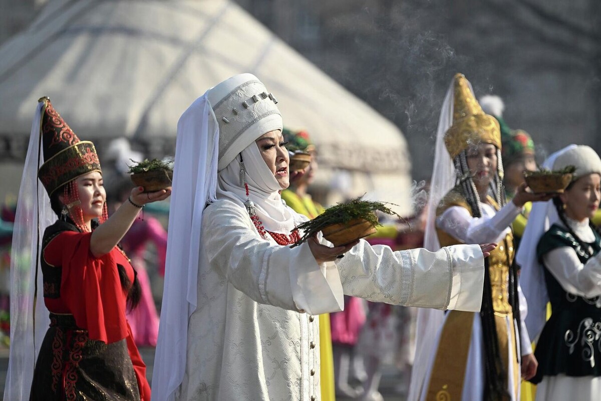    Арча – это можжевельник. Его используют не только для праздника, но и для дезинфекции дома. Если кто-то в доме начинает заболевать, особенно в отдаленных селах, достают заготовленные сухие ветки арчи, поджигают и окуривают дымом все комнаты.