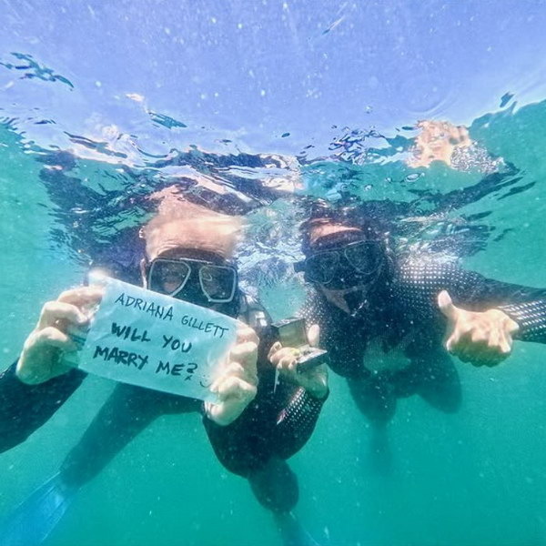     Солист Metallica Джеймс Хетфилд сделал предложение руки и сердца в компании китовых акул