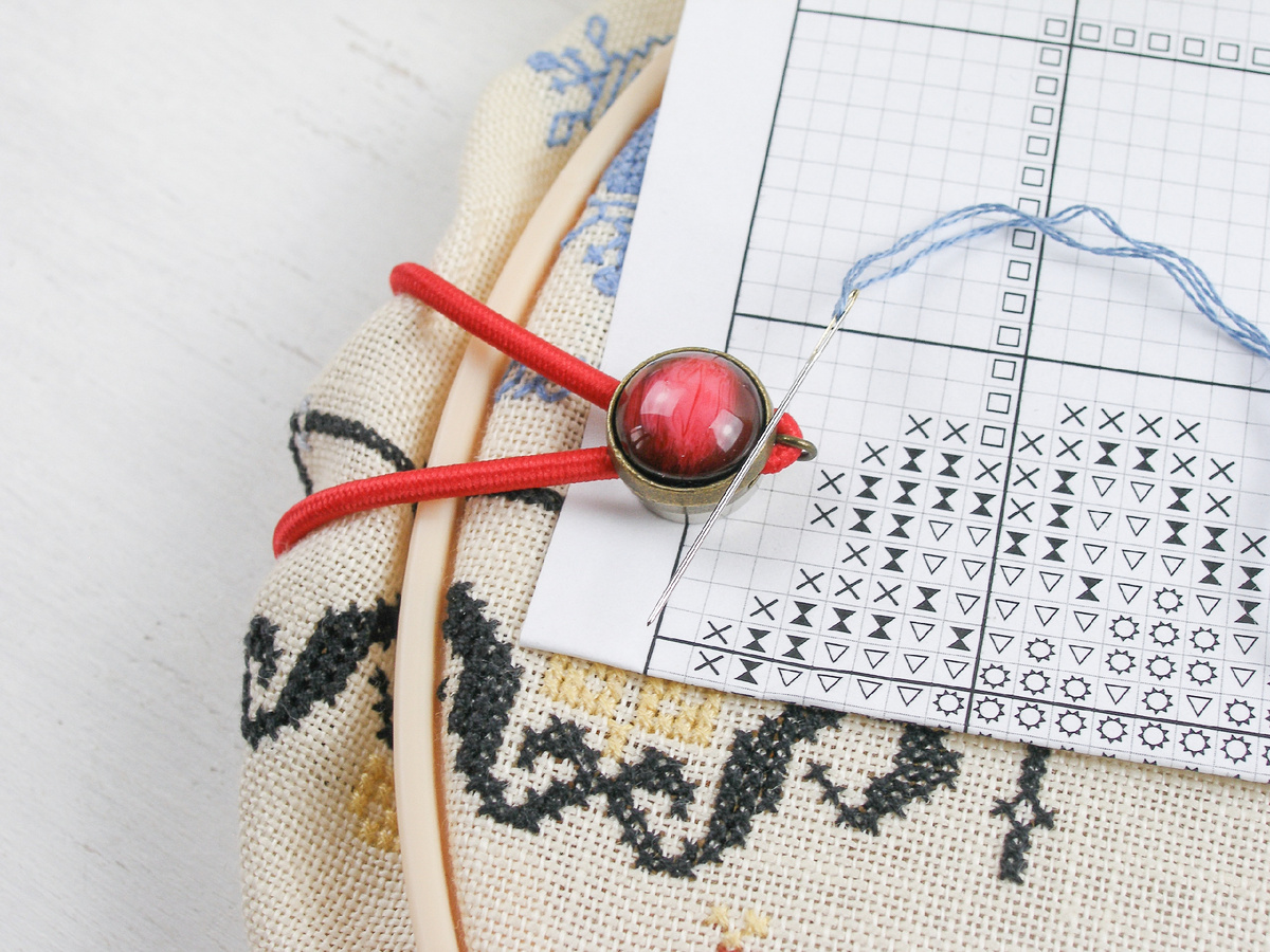 Прихваты помогают аккуратно собрать лишнюю канву, чтобы она не мешала в работе и припарковать иголочку.