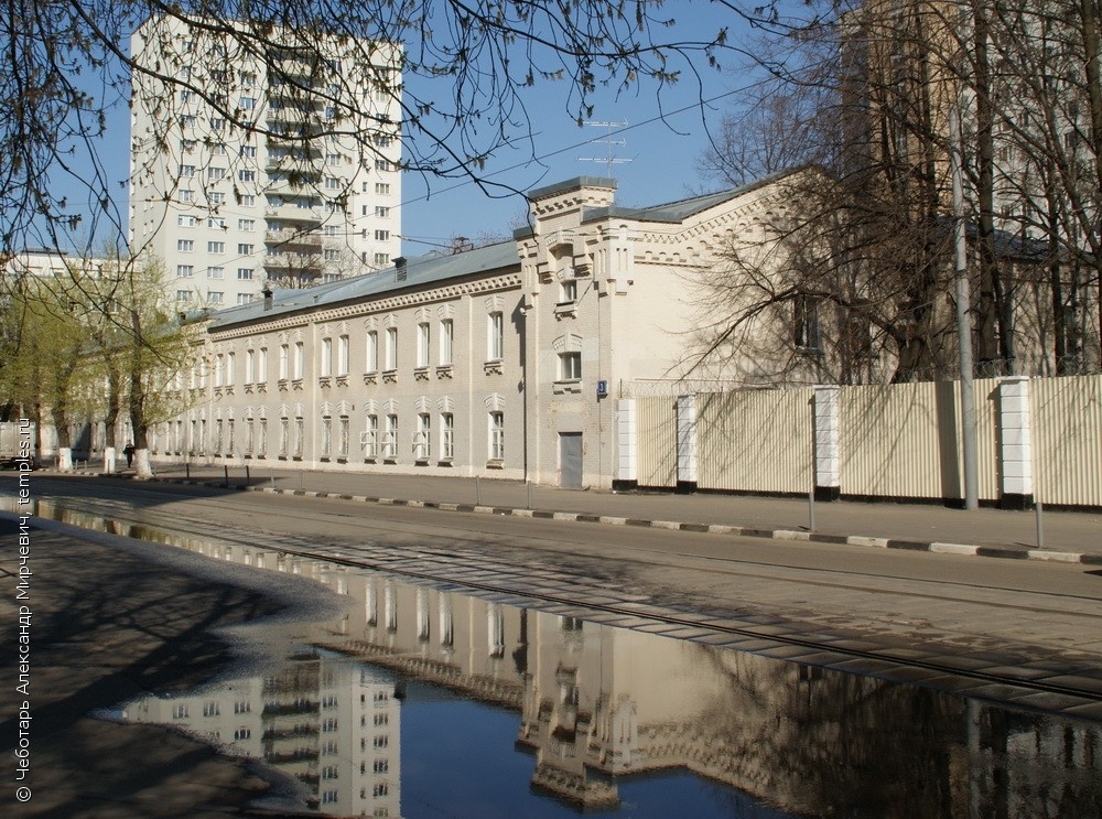 Северный корпус казарм 12-го гренадерского Астраханского полка в Москве. Вид с запада.
2 мая 2013 года. Фот. Чеботарь Александр Мирчевич. Ссылка: http://temples.ru/show_picture.php?PictureID=125307 "На Волочаевской улице дом 3, вытянулись двухэтажные кирпичные здания казарм, ранее носивших имя одного из старейших полков России 12-го Гренадерского Астраханского Императора Александра III полка, они так и назывались Астраханскими. Казармы были построены в 1906-1908 годах, специально для полка, по Высочайшему Волеизъявлению Шефа полка Государя Императора Николая II. По воле Государя, военными инженерами МВО был подобран подходящий участок на Андроньевском поле, принадлежавший военному ведомству в 10 десятин 1610 кв. саженей, в Лефортовской части города Москвы. Почти все здания казарм строили, по заключённым с ними контрактам, купцы 1-й гильдии Лейба Кучера и Абрам Берлинер. До нашего времени сохранились здания:

Корпуса для 4-х батальонов, с кухнями и столовыми на 2 батальона каждая, 1906-1908 годов постройки, сейчас используются Военным Университетом МО РФ (улица Волочаевская дом 3 строение 1 и дом 3 строение 2);
Флигель Учебной команды с мастерскими 1906 года постройки, используется ВУ МО РФ (улица Волочаевская дом 3 строение 7);
2 флигеля младших офицеров, на 12 квартир каждый, 1907 года постройки: 1) сейчас жилой дом (Танковый проезд, дом 4 корпус 11), 2) здание которое сейчас используется под офис ЦОДД (Танковый проезд, дом 4, корпус 12 строение 2). Ссылка: https://vkimo.com/325-2/