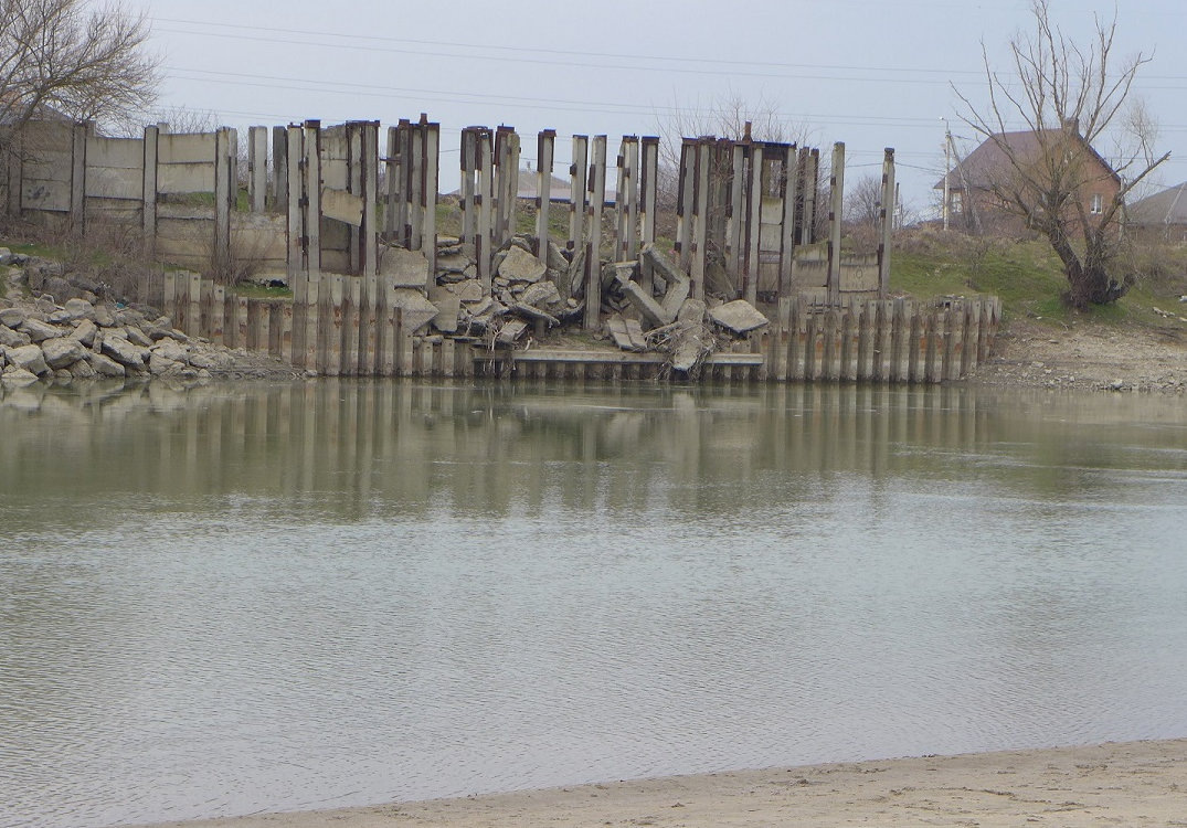 Многим рыболовам, да и обычным краснодарцам, часто посещающим реку Кубань - знаком этот "символ индустриального рассвета и заката экономики периода развитого социализма"!