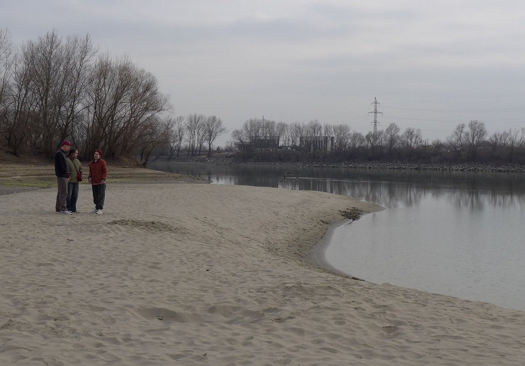 Приятная прогулка по чистейшему речному песку.