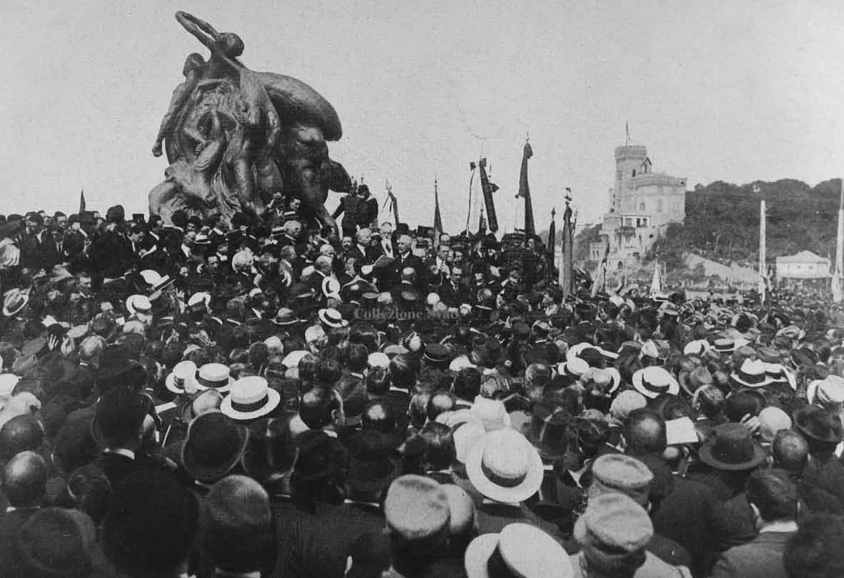 Толпа собралась вокруг памятника Милле Ди Кварто 5 мая 1915 года во время интервенционистской речи Габриэле Д'Аннунцио