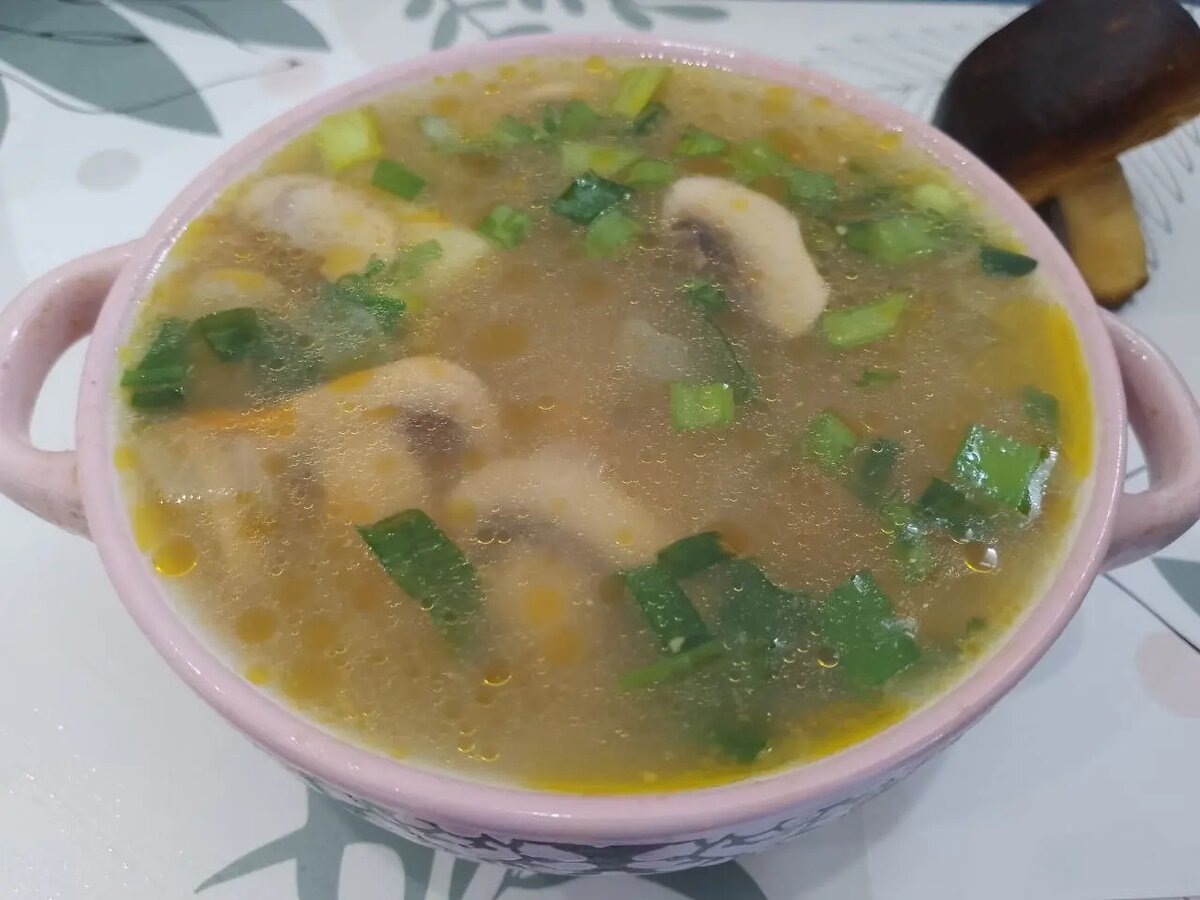 Суп рисовый с шампиньонами и протертыми помидорами