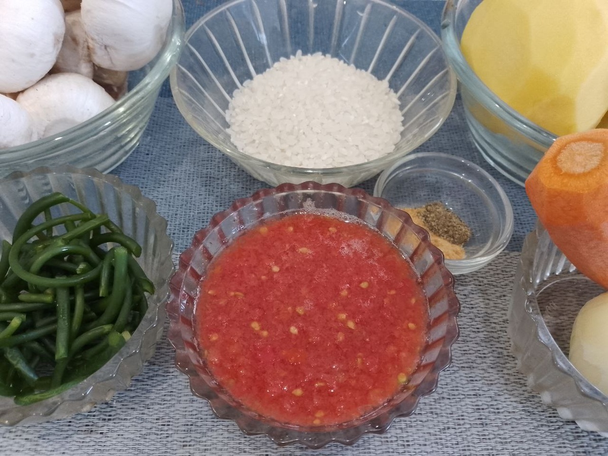 Суп рисовый с шампиньонами и протертыми помидорами