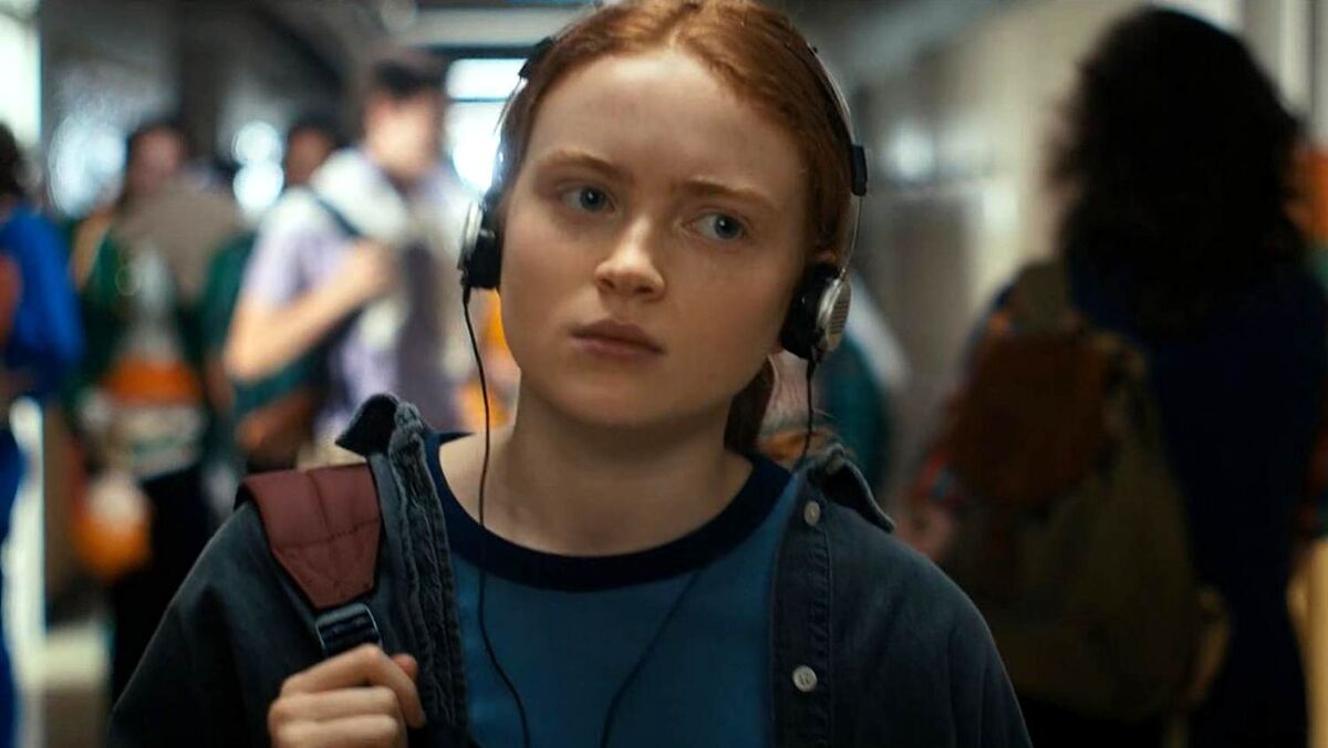 Макс Мэйфилд закрывается от мира и прячется в музыке. 