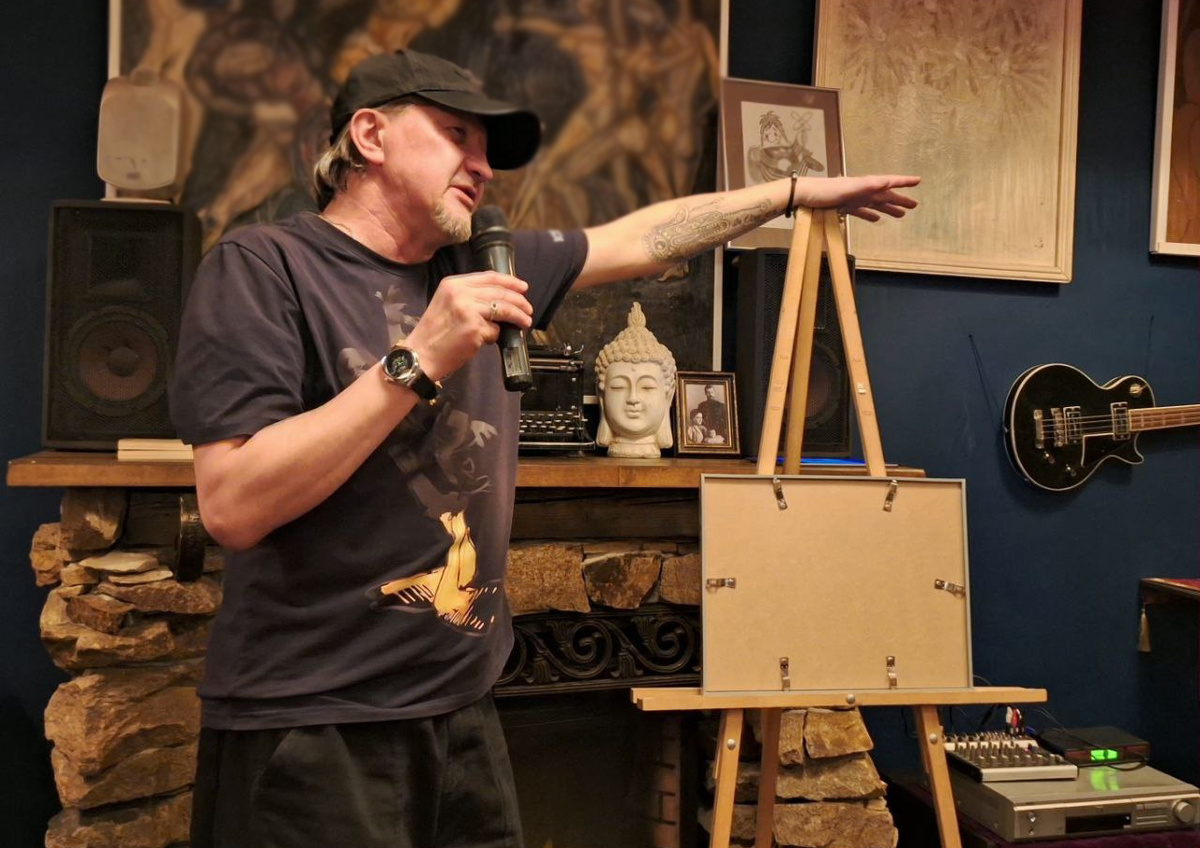 Алексей Казаринов – продюсер, создатель андеграунд-клуба «888», галереи «Чёрная вдова», организатор фестивалей «Песни Неба и Земли», «Живая вода» в НЕЯЭТОПРЕДЛОЖИЛ