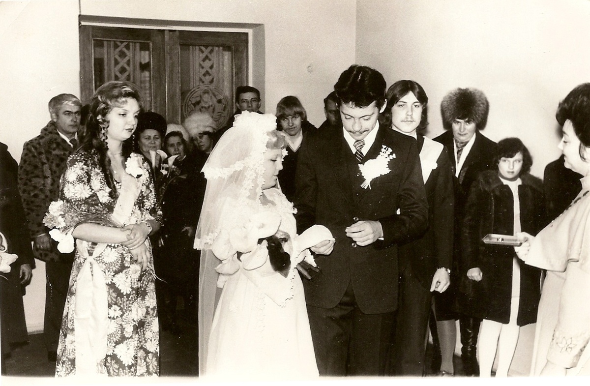 Маленькая девочка с права это Я! По центру на заднем плане голова моего папочки!