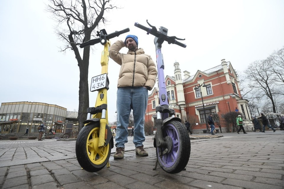    В Петербурге стартовал сезон кикшеринговых электросамокатов. Оказалось, цены на них выросли. Алексей БУЛАТОВ