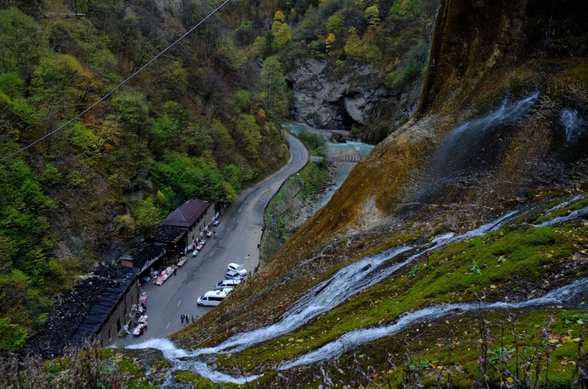 Чегем по-балкарски звучит Шеджэм и означает «сломанная земля». 