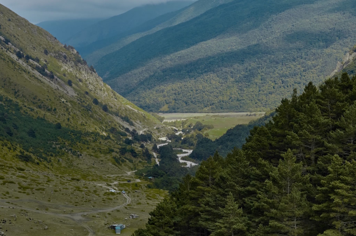 Чегемское ущелье образовано рекой Чегем, которая берёт своё начало с ледника Башиль, впадает в реку Баксан и далее в Каспий.