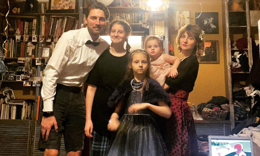 Скандал, расставание и счастливый финал: История любви Ивана Колесникова, который в 42 года воспитывает трех дочерей в женском царстве