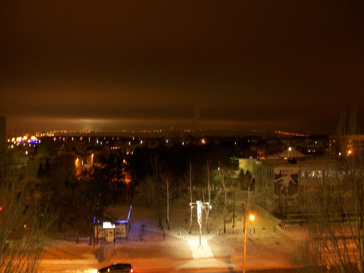 Был и такой вид из окна у меня. На дальнем плане правый берег Волги, Венец и мост президентский