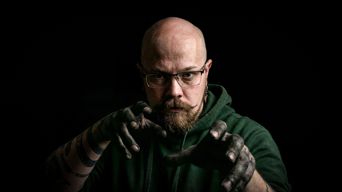 Черные пальцы — частый символ в кино и поп-магии.