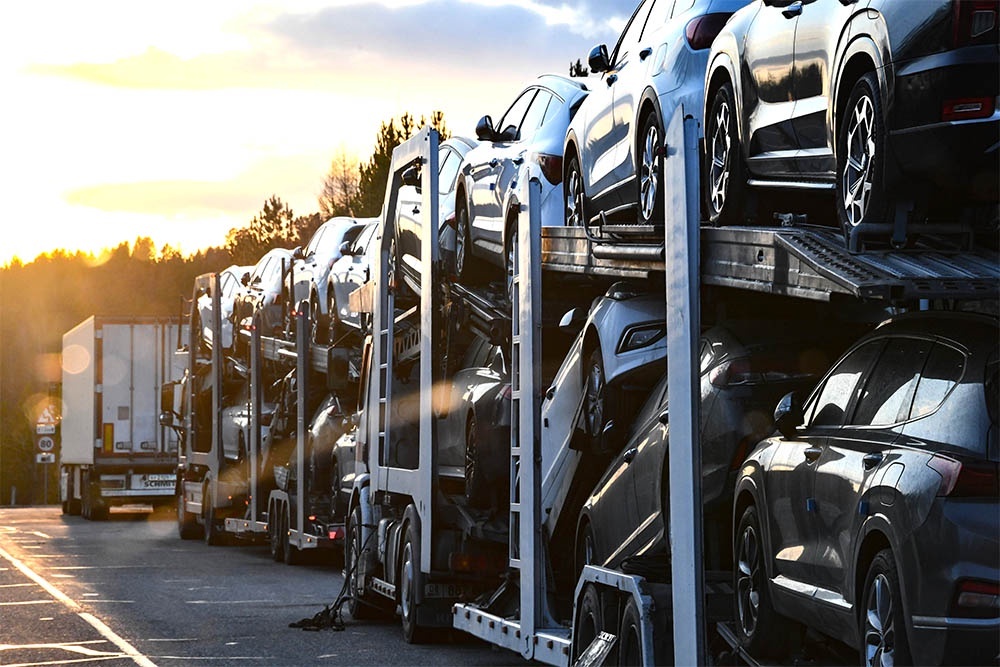    Машины ушедших из России зарубежных марок продаются через механизм параллельного импорта. Их ввозят из Китая, ОАЭ, стран Евразийского экономического союза и некоторых других. В числе наиболее популярных у россиян марок - Mazda, Toyota, Skoda и Kia. Также есть спрос на некоторые модели BMW, Volkswagen и Nissan. / РИА Новости