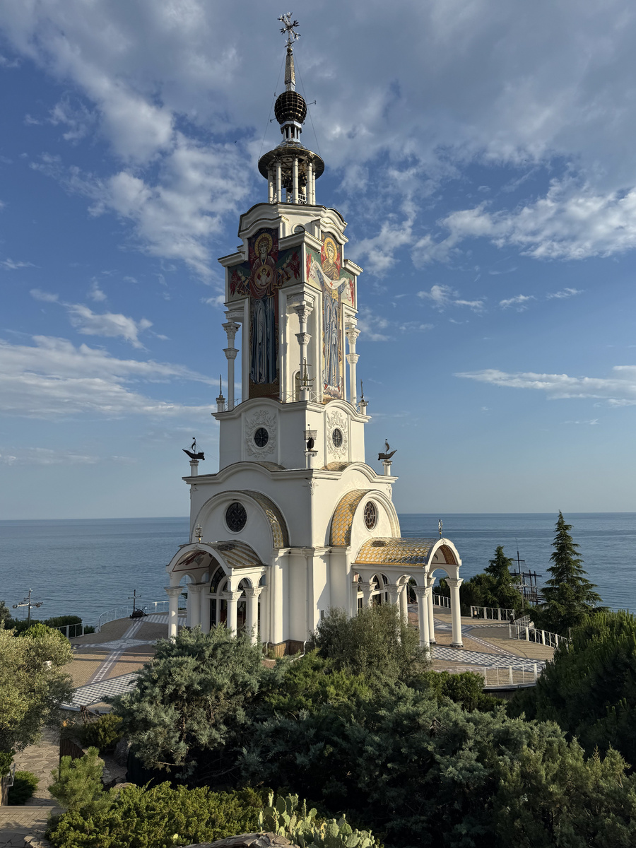 Храм буквально парит в небе. 