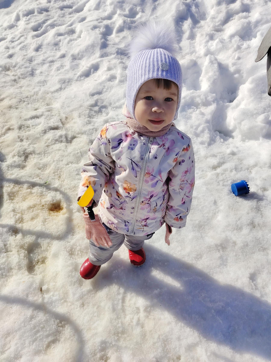 Пошли в магазин за кроссовками, купили шапку с помпоном 🤣 муж, который два года назад молил не покупать все розовое, сказал "ура, наконец-то на девочку похожа". Мы всю зиму ходили в серой шапке и зелёном комбезе..