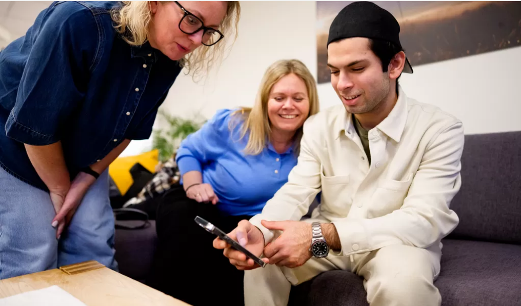 "Ребенок" Arbasz показывает радостным опекающим свою беременную мать.