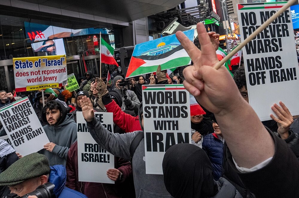    Протесты против войны с Ираном в Нью-Йорке. Фото: Reuters/ David Dee Delgado
