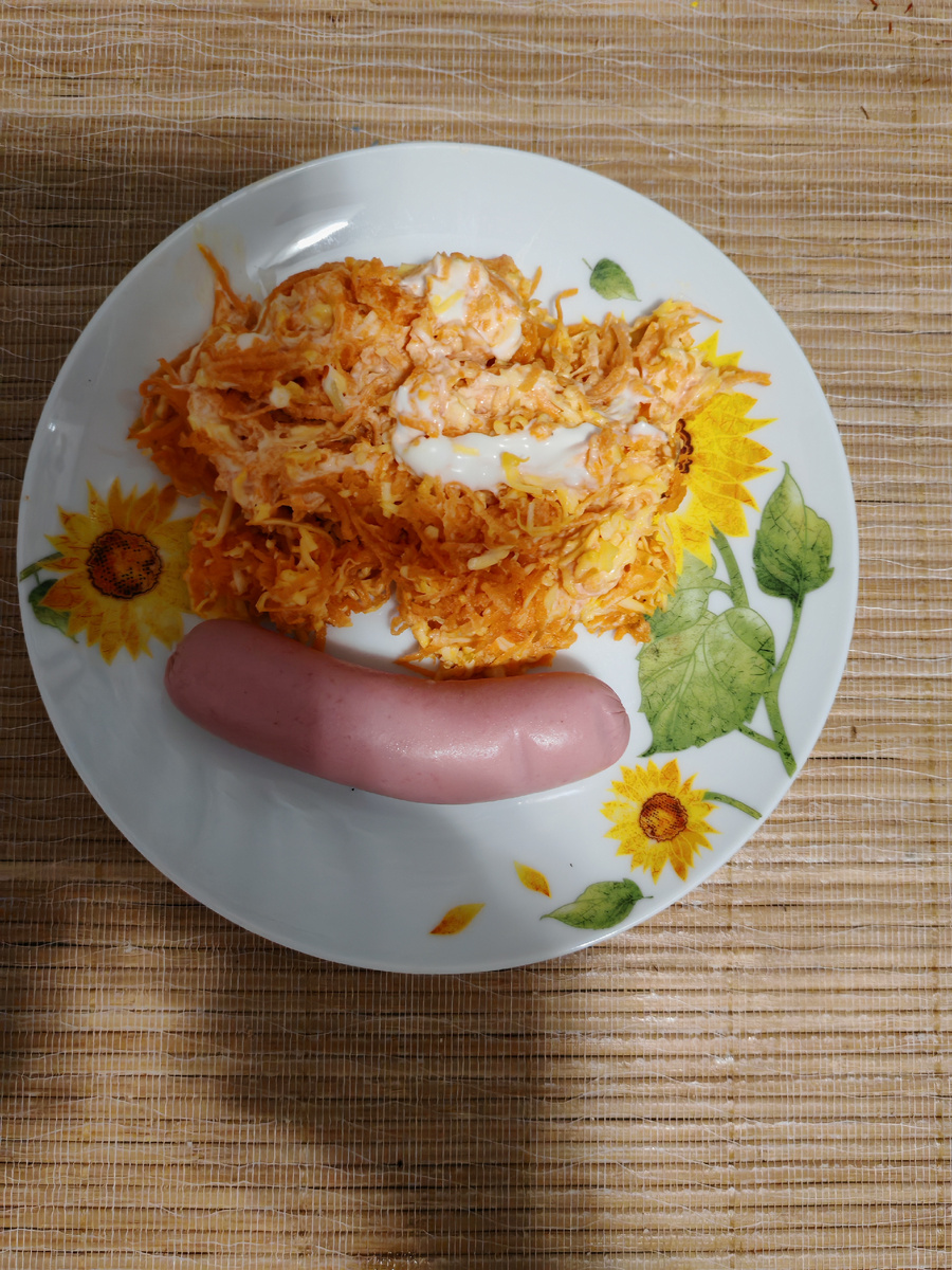Морковка с сыром и сосиска + двойной эспрессо.