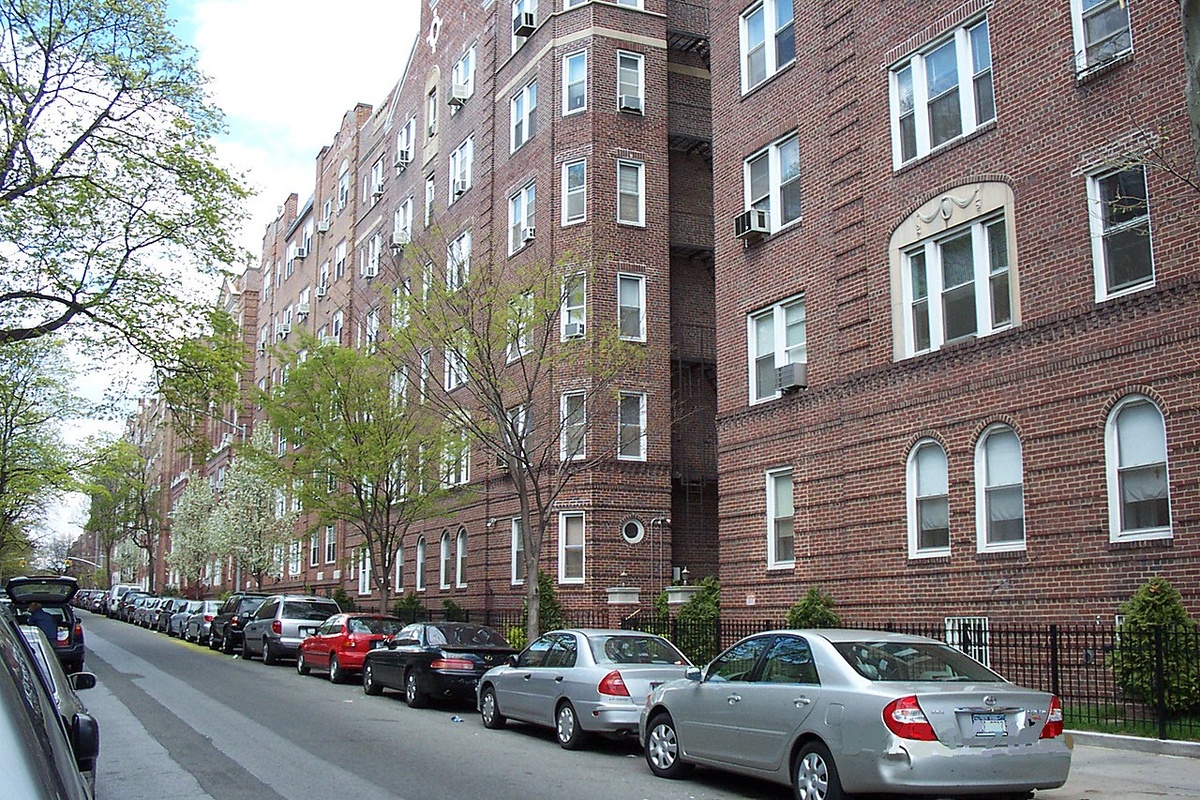 Куинс — самое большое по территории (280 км²) и второе по населению после Бруклина боро Нью-Йорка. Расположено на острове Лонг-Айленд и омывается Атлантическим океаном. Это самая неоднородная по этническому составу часть города