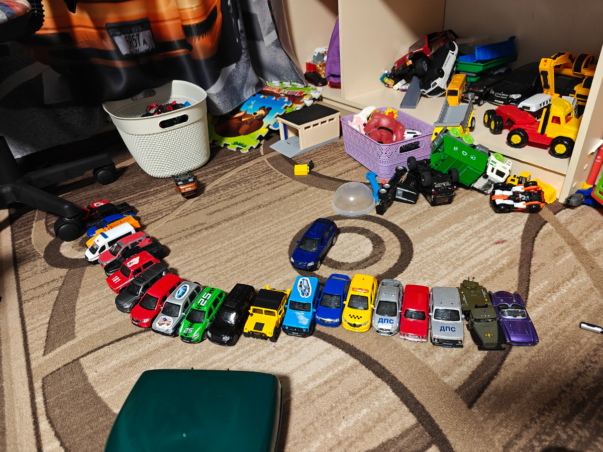 Думаю, что это не все его машинки, бабушка большую часть убрала в "Нарнию"