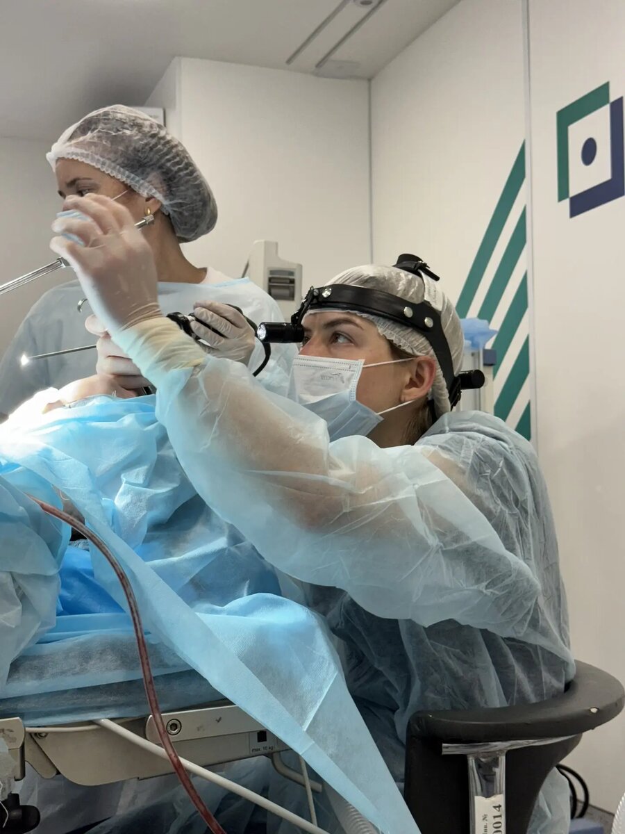 На фото фониатр, фонохирург эксперт по лор-патологиям Клиники уха, горла и носа Будейкина Лилия Сергеевна