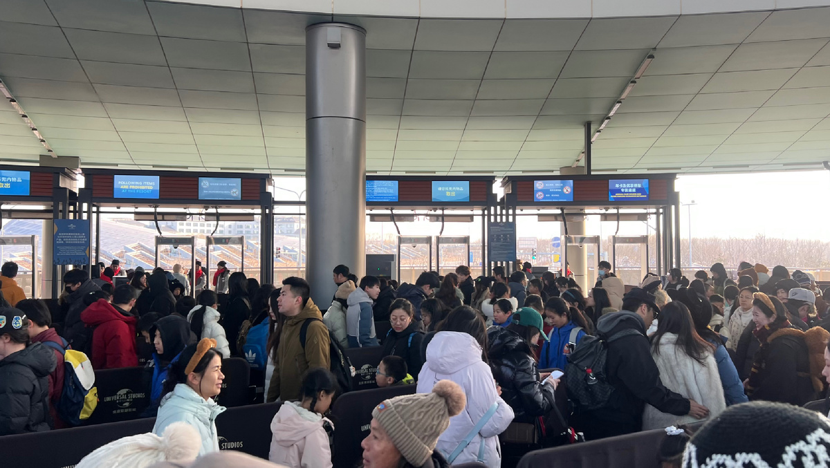 Первая очередь на проверку вещей. Фото сделано в 8.45. Парк открывает двери в 9.00